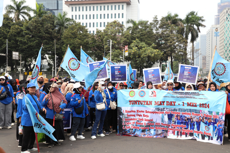 ribuan-buruh-gelar-aksi-demo-peringati-hari-buruh-internasional-di-patung-kuda1-01052024-133023