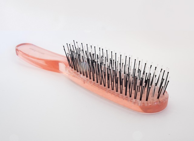 hairbrush-7066173_640